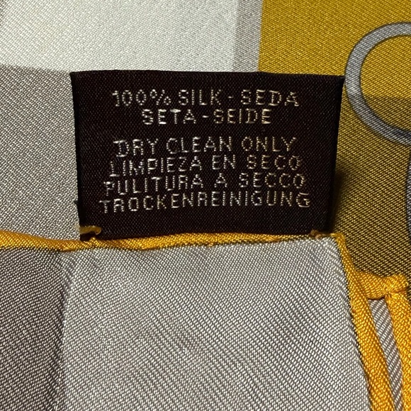 HERMES Scarf carre Mors et gourmettes Yellow Multi 100% Silk Made in France - Picture 16 of 16